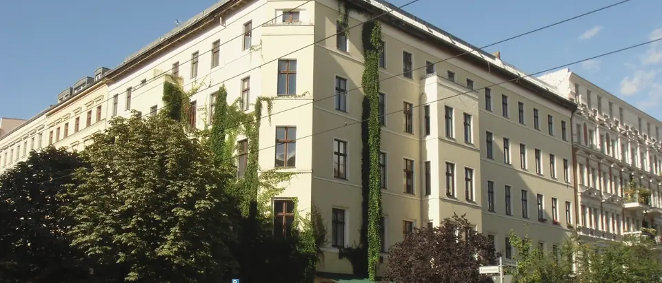 Wohnhaus an der Ecke Kastanienallee in Berlin-Prenzlauer Berg, an der Fassade wilder Wein