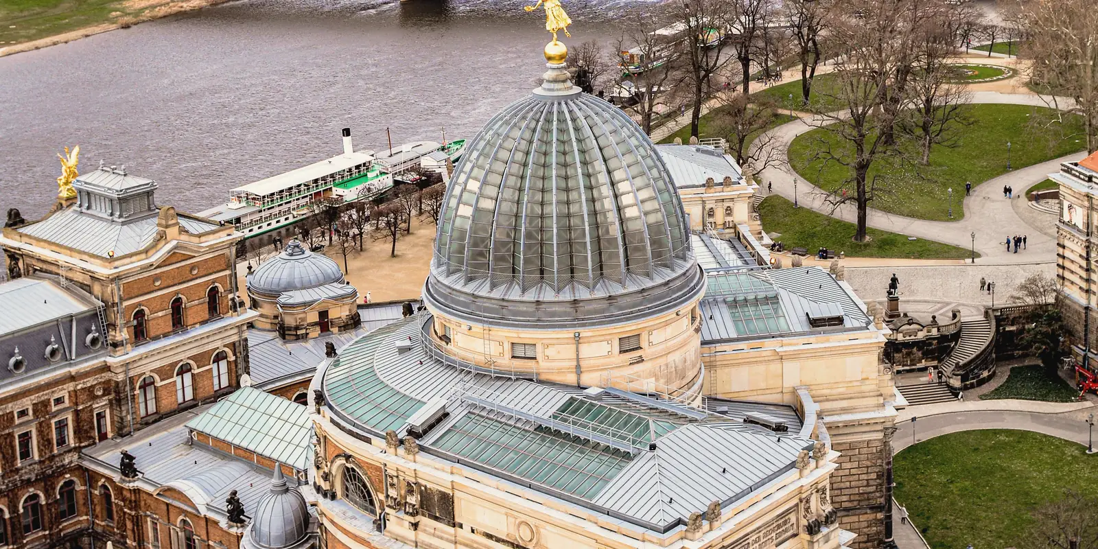 Kuppel der Kunstakademie an der Brühlschen Terrasse in Dresden, dahinter die Elbe