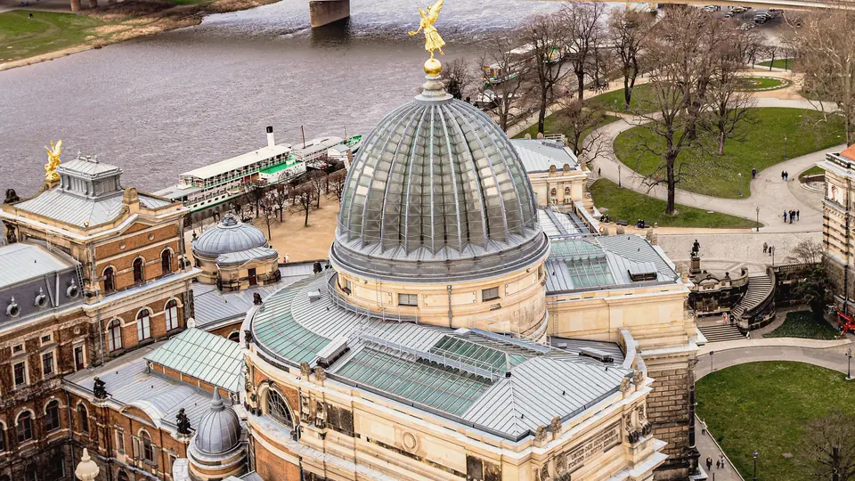 Kuppel der Kunstakademie an der Brühlschen Terrasse in Dresden, dahinter die Elbe