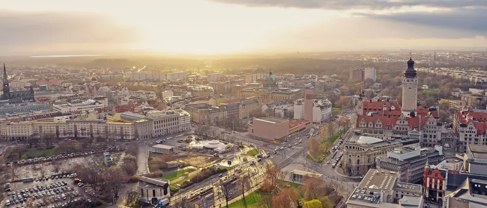 Blick vom City-Hochhaus über die Leipziger Innenstadt mit dem Neuen Rathaus