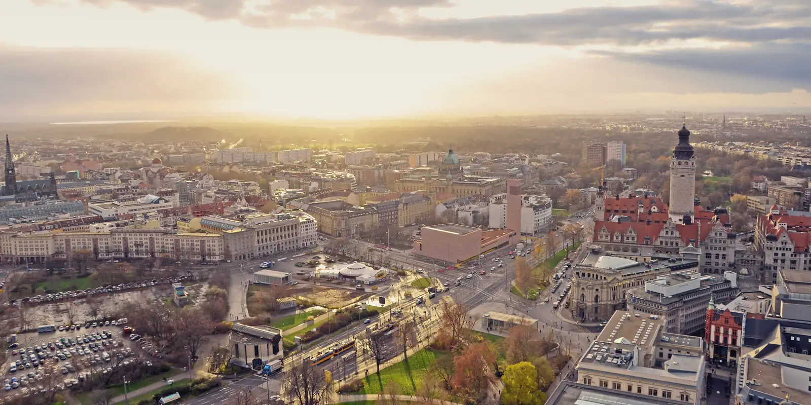 Blick vom City-Hochhaus über die Leipziger Innenstadt mit dem Neuen Rathaus