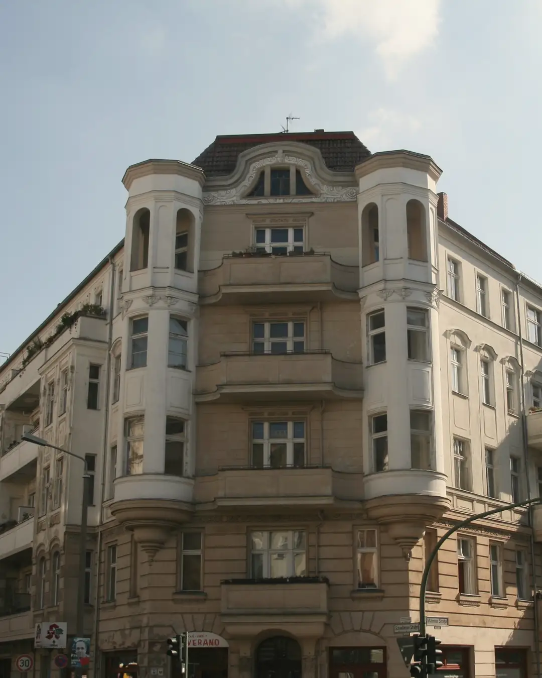 Denkmalgeschütztes Eckhaus mit Klinkerfassade an der Schönhauser Allee in Berlin-Prenzlauer Berg