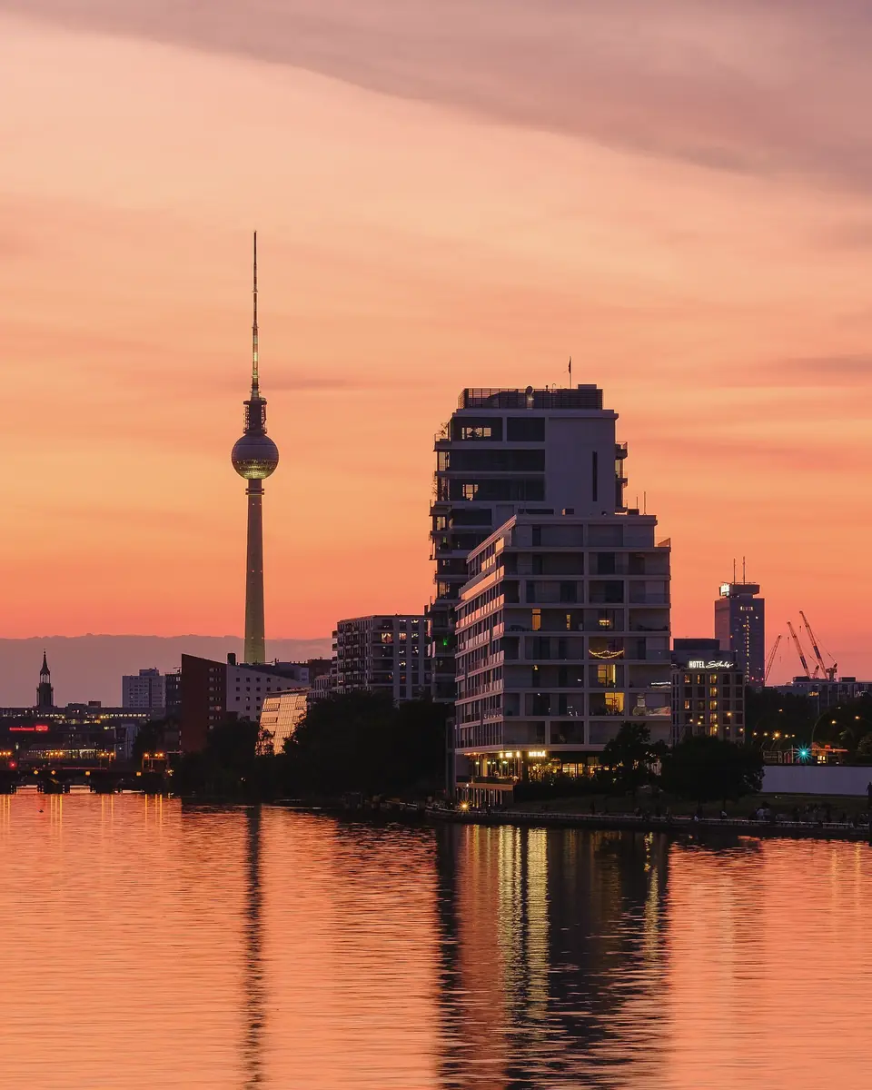 Fernsehturm und Hochhäuser an der Spree in Berlin-Friedrichshain nach Sonnenuntergang