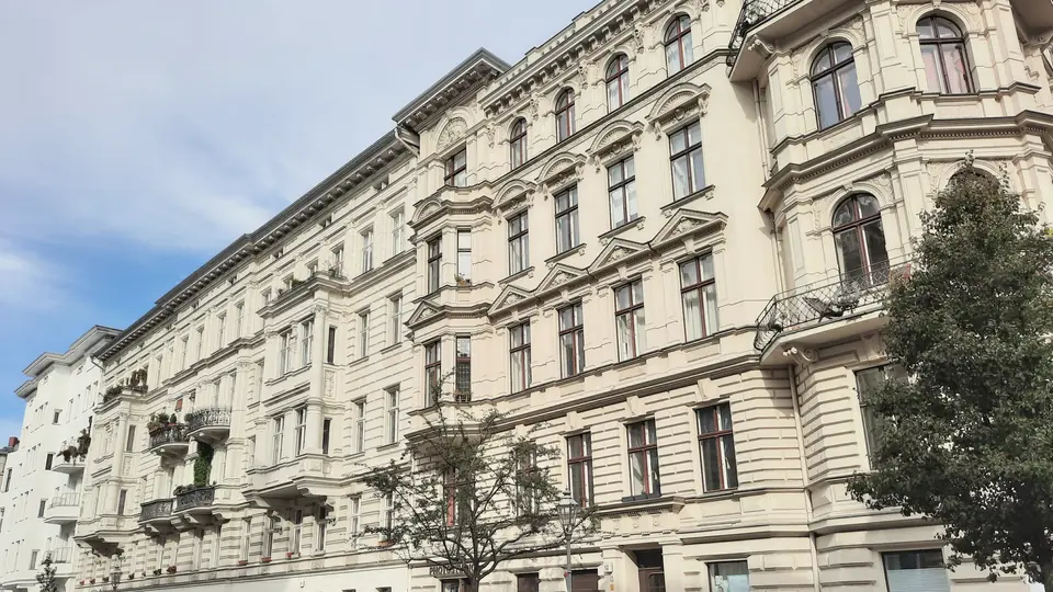 Altbau-Wohnhäuser von Riehmers Hofgarten an der Hagelberger Straße in Berlin-Kreuzberg, rechts ein Baum