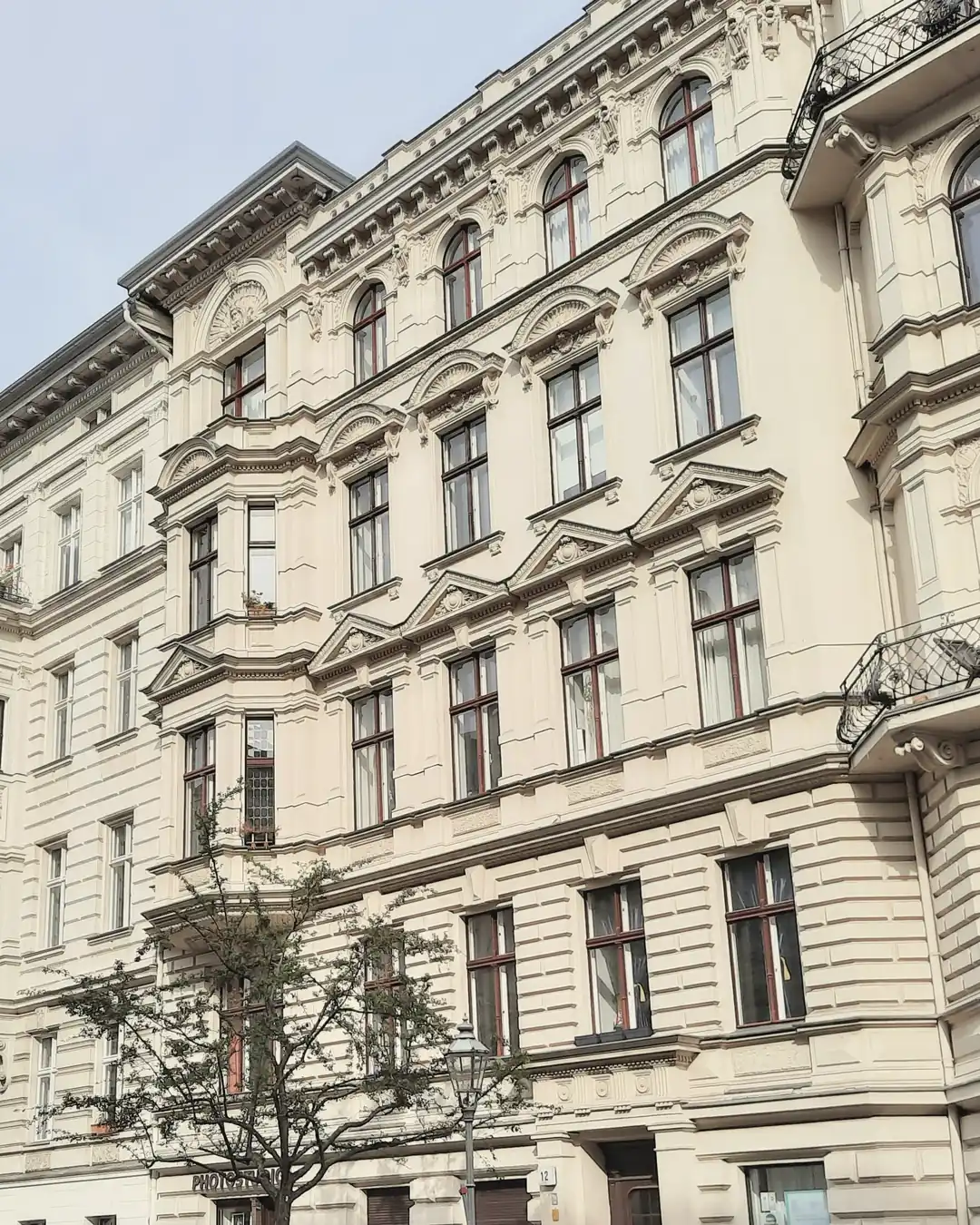 Altbau-Wohnhäuser von Riehmers Hofgarten an der Hagelberger Straße in Berlin-Kreuzberg, rechts ein Baum