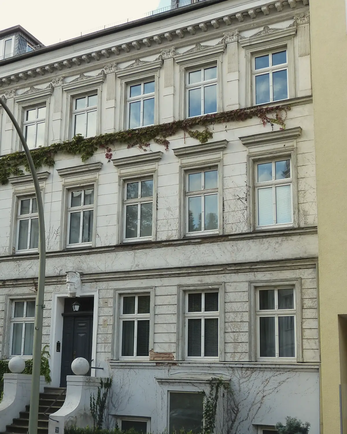 Denkmalgeschütztes Wohnhaus mit Stuckfassade in der Schützenstraße 19 in Berlin-Steglitz